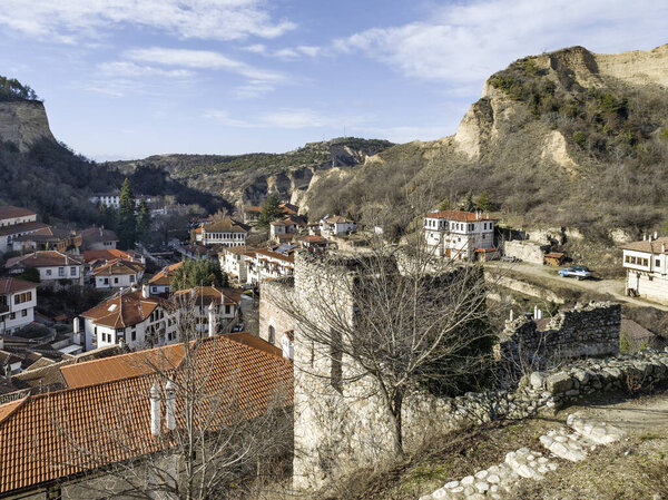 Старая улица и старые дома в городе Мельник, Благоевградская область, Болгария
