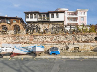 Bulgaristan 'ın Burgaz Bölgesi' nin Nessebar limanındaki küçük balıkçı tekneleri