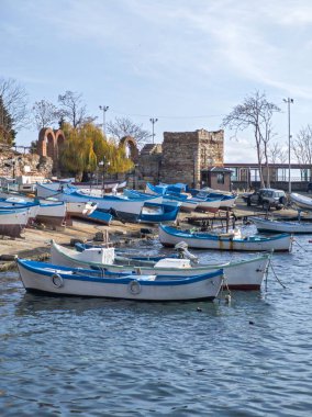 Bulgaristan 'ın Burgaz Bölgesi' nin Nessebar limanındaki küçük balıkçı tekneleri