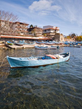 Bulgaristan 'ın Burgaz Bölgesi' nin Nessebar limanındaki küçük balıkçı tekneleri