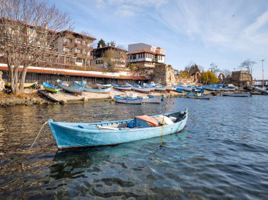 Bulgaristan 'ın Burgaz Bölgesi' nin Nessebar limanındaki küçük balıkçı tekneleri