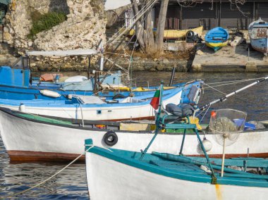 Bulgaristan 'ın Burgaz Bölgesi' nin Nessebar limanındaki küçük balıkçı tekneleri