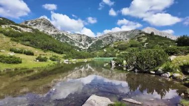 Bulgaristan 'ın Pirin Dağı' ndaki Banderitsa Nehri yakınlarındaki inanılmaz manzara