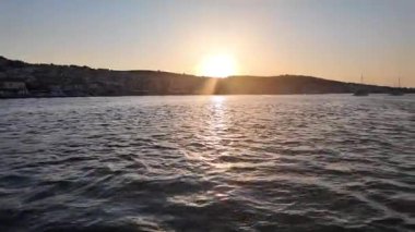 Argostolion, İyon Adaları yakınlarındaki Sefalonya 'nın şaşırtıcı günbatımı manzarası, Yunanistan