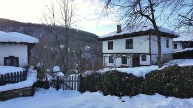 Bulgaristan 'ın Gabrovo bölgesinin Bozhentsi köyünün şaşırtıcı kış manzarası