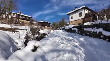 Bulgaristan 'ın Gabrovo bölgesinin Bozhentsi köyünün şaşırtıcı kış manzarası