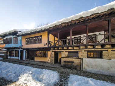 ETAR, GABROVO, BULGARIA - 2 Ocak 2025: Bulgaristan 'ın Gabrovo kenti yakınlarındaki Etara Etnoğrafya Köyü' nün kış manzarası