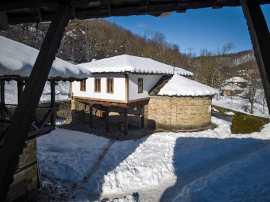 ETAR, GABROVO, BULGARIA - 2 Ocak 2025: Bulgaristan 'ın Gabrovo kenti yakınlarındaki Etara Etnoğrafya Köyü' nün kış manzarası