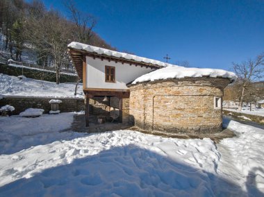 ETAR, GABROVO, BULGARIA - 2 Ocak 2025: Bulgaristan 'ın Gabrovo kenti yakınlarındaki Etara Etnoğrafya Köyü' nün kış manzarası