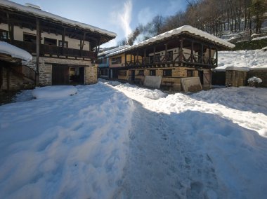 ETAR, GABROVO, BULGARIA - 2 Ocak 2025: Bulgaristan 'ın Gabrovo kenti yakınlarındaki Etara Etnoğrafya Köyü' nün kış manzarası