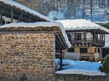 ETAR, GABROVO, BULGARIA - 2 Ocak 2025: Bulgaristan 'ın Gabrovo kenti yakınlarındaki Etara Etnoğrafya Köyü' nün kış manzarası