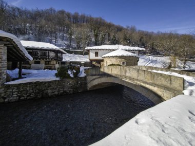 ETAR, GABROVO, BULGARIA - 2 Ocak 2025: Bulgaristan 'ın Gabrovo kenti yakınlarındaki Etara Etnoğrafya Köyü' nün kış manzarası