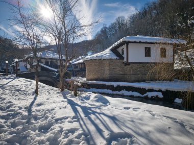 ETAR, GABROVO, BULGARIA - 2 Ocak 2025: Bulgaristan 'ın Gabrovo kenti yakınlarındaki Etara Etnoğrafya Köyü' nün kış manzarası