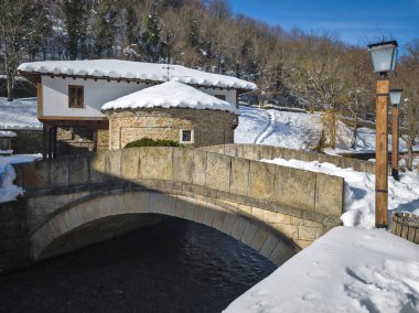 ETAR, GABROVO, BULGARIA - 2 Ocak 2025: Bulgaristan 'ın Gabrovo kenti yakınlarındaki Etara Etnoğrafya Köyü' nün kış manzarası
