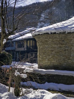ETAR, GABROVO, BULGARIA - 2 Ocak 2025: Bulgaristan 'ın Gabrovo kenti yakınlarındaki Etara Etnoğrafya Köyü' nün kış manzarası