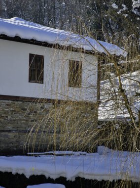 ETAR, GABROVO, BULGARIA - 2 Ocak 2025: Bulgaristan 'ın Gabrovo kenti yakınlarındaki Etara Etnoğrafya Köyü' nün kış manzarası