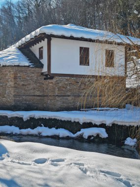 ETAR, GABROVO, BULGARIA - 2 Ocak 2025: Bulgaristan 'ın Gabrovo kenti yakınlarındaki Etara Etnoğrafya Köyü' nün kış manzarası