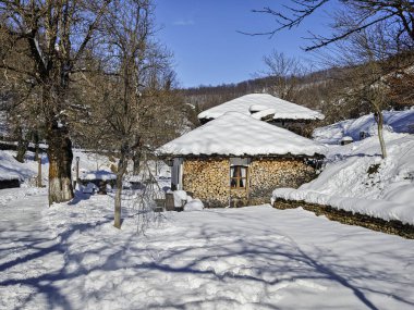 ETAR, GABROVO, BULGARIA - 2 Ocak 2025: Bulgaristan 'ın Gabrovo kenti yakınlarındaki Etara Etnoğrafya Köyü' nün kış manzarası