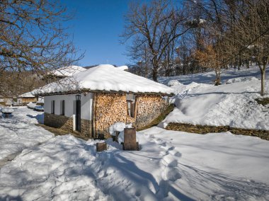 ETAR, GABROVO, BULGARIA - 2 Ocak 2025: Bulgaristan 'ın Gabrovo kenti yakınlarındaki Etara Etnoğrafya Köyü' nün kış manzarası