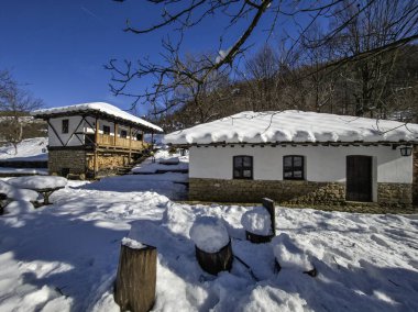 ETAR, GABROVO, BULGARIA - 2 Ocak 2025: Bulgaristan 'ın Gabrovo kenti yakınlarındaki Etara Etnoğrafya Köyü' nün kış manzarası