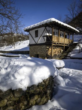 ETAR, GABROVO, BULGARIA - 2 Ocak 2025: Bulgaristan 'ın Gabrovo kenti yakınlarındaki Etara Etnoğrafya Köyü' nün kış manzarası