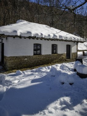 ETAR, GABROVO, BULGARIA - 2 Ocak 2025: Bulgaristan 'ın Gabrovo kenti yakınlarındaki Etara Etnoğrafya Köyü' nün kış manzarası