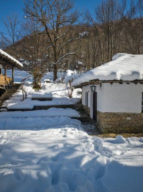 ETAR, GABROVO, BULGARIA - 2 Ocak 2025: Bulgaristan 'ın Gabrovo kenti yakınlarındaki Etara Etnoğrafya Köyü' nün kış manzarası