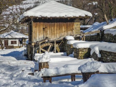 ETAR, GABROVO, BULGARIA - 2 Ocak 2025: Bulgaristan 'ın Gabrovo kenti yakınlarındaki Etara Etnoğrafya Köyü' nün kış manzarası