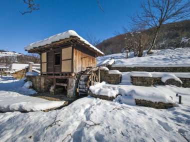 ETAR, GABROVO, BULGARIA - 2 Ocak 2025: Bulgaristan 'ın Gabrovo kenti yakınlarındaki Etara Etnoğrafya Köyü' nün kış manzarası