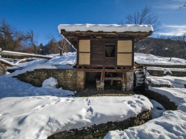 ETAR, GABROVO, BULGARIA - 2 Ocak 2025: Bulgaristan 'ın Gabrovo kenti yakınlarındaki Etara Etnoğrafya Köyü' nün kış manzarası