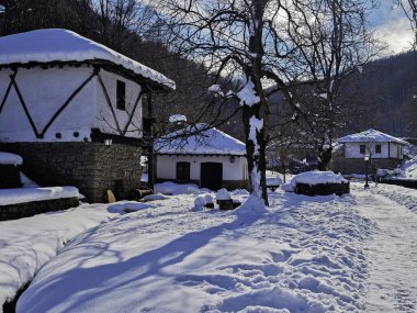 ETAR, GABROVO, BULGARIA - 2 Ocak 2025: Bulgaristan 'ın Gabrovo kenti yakınlarındaki Etara Etnoğrafya Köyü' nün kış manzarası