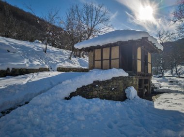 ETAR, GABROVO, BULGARIA - 2 Ocak 2025: Bulgaristan 'ın Gabrovo kenti yakınlarındaki Etara Etnoğrafya Köyü' nün kış manzarası