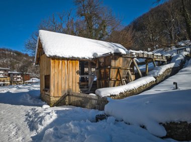 ETAR, GABROVO, BULGARIA - 2 Ocak 2025: Bulgaristan 'ın Gabrovo kenti yakınlarındaki Etara Etnoğrafya Köyü' nün kış manzarası