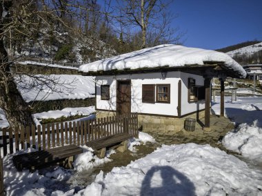 ETAR, GABROVO, BULGARIA - 2 Ocak 2025: Bulgaristan 'ın Gabrovo kenti yakınlarındaki Etara Etnoğrafya Köyü' nün kış manzarası