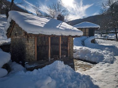 ETAR, GABROVO, BULGARIA - 2 Ocak 2025: Bulgaristan 'ın Gabrovo kenti yakınlarındaki Etara Etnoğrafya Köyü' nün kış manzarası