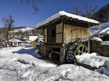 ETAR, GABROVO, BULGARIA - 2 Ocak 2025: Bulgaristan 'ın Gabrovo kenti yakınlarındaki Etara Etnoğrafya Köyü' nün kış manzarası