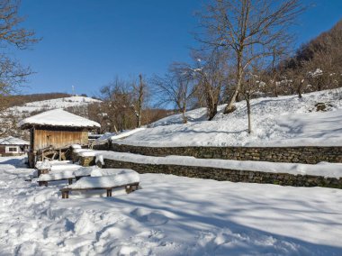 ETAR, GABROVO, BULGARIA - 2 Ocak 2025: Bulgaristan 'ın Gabrovo kenti yakınlarındaki Etara Etnoğrafya Köyü' nün kış manzarası