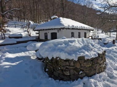 ETAR, GABROVO, BULGARIA - 2 Ocak 2025: Bulgaristan 'ın Gabrovo kenti yakınlarındaki Etara Etnoğrafya Köyü' nün kış manzarası