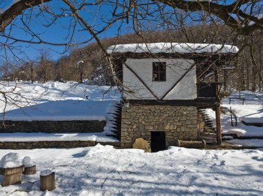 ETAR, GABROVO, BULGARIA - 2 Ocak 2025: Bulgaristan 'ın Gabrovo kenti yakınlarındaki Etara Etnoğrafya Köyü' nün kış manzarası