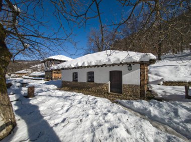 ETAR, GABROVO, BULGARIA - 2 Ocak 2025: Bulgaristan 'ın Gabrovo kenti yakınlarındaki Etara Etnoğrafya Köyü' nün kış manzarası