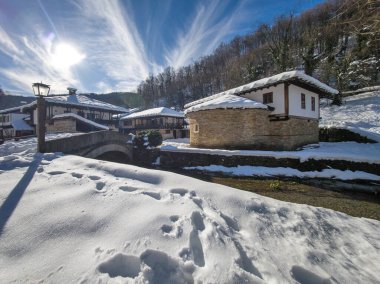 ETAR, GABROVO, BULGARIA - 2 Ocak 2025: Bulgaristan 'ın Gabrovo kenti yakınlarındaki Etara Etnoğrafya Köyü' nün kış manzarası