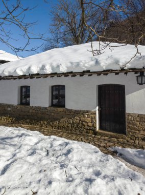 ETAR, GABROVO, BULGARIA - 2 Ocak 2025: Bulgaristan 'ın Gabrovo kenti yakınlarındaki Etara Etnoğrafya Köyü' nün kış manzarası