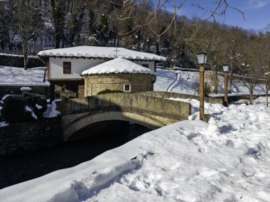 ETAR, GABROVO, BULGARIA - 2 Ocak 2025: Bulgaristan 'ın Gabrovo kenti yakınlarındaki Etara Etnoğrafya Köyü' nün kış manzarası