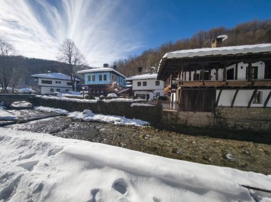 ETAR, GABROVO, BULGARIA - 2 Ocak 2025: Bulgaristan 'ın Gabrovo kenti yakınlarındaki Etara Etnoğrafya Köyü' nün kış manzarası