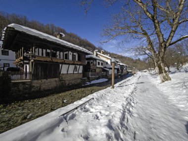 ETAR, GABROVO, BULGARIA - 2 Ocak 2025: Bulgaristan 'ın Gabrovo kenti yakınlarındaki Etara Etnoğrafya Köyü' nün kış manzarası