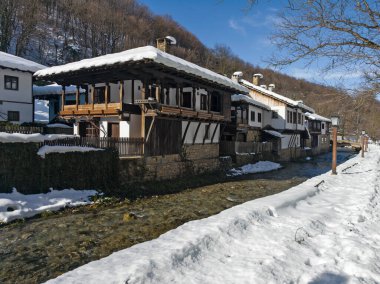 ETAR, GABROVO, BULGARIA - 2 Ocak 2025: Bulgaristan 'ın Gabrovo kenti yakınlarındaki Etara Etnoğrafya Köyü' nün kış manzarası
