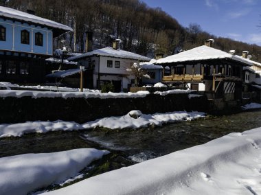 ETAR, GABROVO, BULGARIA - 2 Ocak 2025: Bulgaristan 'ın Gabrovo kenti yakınlarındaki Etara Etnoğrafya Köyü' nün kış manzarası