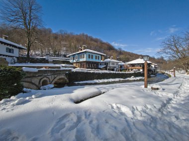 ETAR, GABROVO, BULGARIA - 2 Ocak 2025: Bulgaristan 'ın Gabrovo kenti yakınlarındaki Etara Etnoğrafya Köyü' nün kış manzarası
