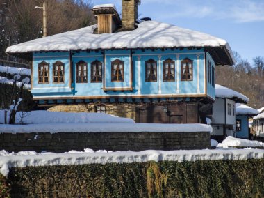 ETAR, GABROVO, BULGARIA - 2 Ocak 2025: Bulgaristan 'ın Gabrovo kenti yakınlarındaki Etara Etnoğrafya Köyü' nün kış manzarası