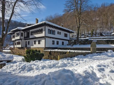 ETAR, GABROVO, BULGARIA - 2 Ocak 2025: Bulgaristan 'ın Gabrovo kenti yakınlarındaki Etara Etnoğrafya Köyü' nün kış manzarası
